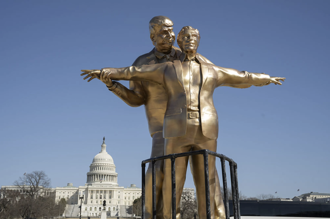 Una nuova statua satirica a Washington raffigura Trump ed Epstein come amanti di Titanic