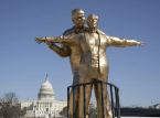 Una nuova statua satirica a Washington raffigura Trump ed Epstein come amanti di Titanic 