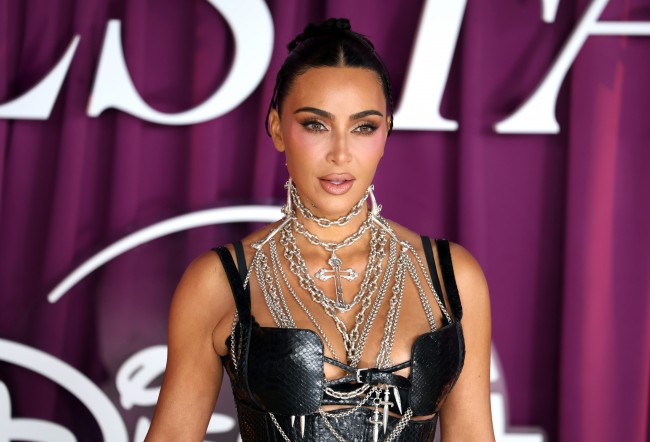 Kim Kardashian insiste sul fatto che l'allunaggio è stato falso: "Perché la bandiera sta sventolando?"