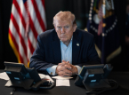 Il presidente Donald Trump firma l'ordine di limitare i vaccini infantili