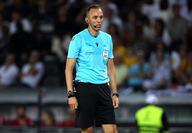L'amministratore delegato del Bayern Monaco critica la mancanza di esperienza dell'arbitro nella partita Bayern vs. PSG