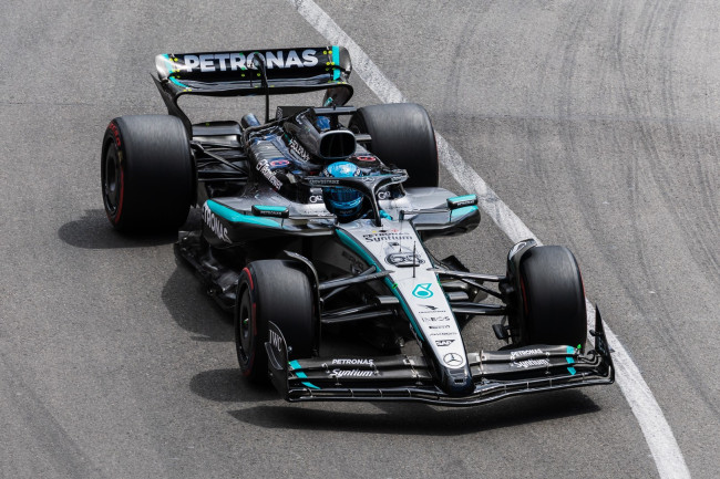 George Russell ottiene la pole position in Austria dopo l'incidente di Verstappen, evitando la penalità di doppia gialla