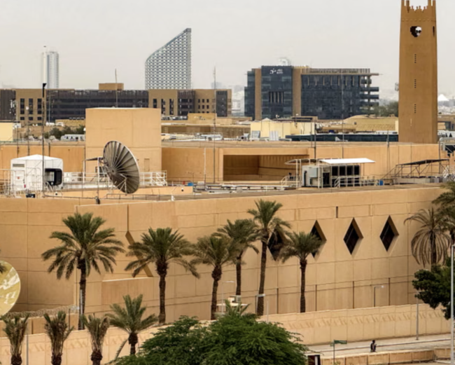 Quarto giorno di conflitto: droni iraniani colpiscono ambasciata USA a Riyadh, Israele invia truppe in Libano