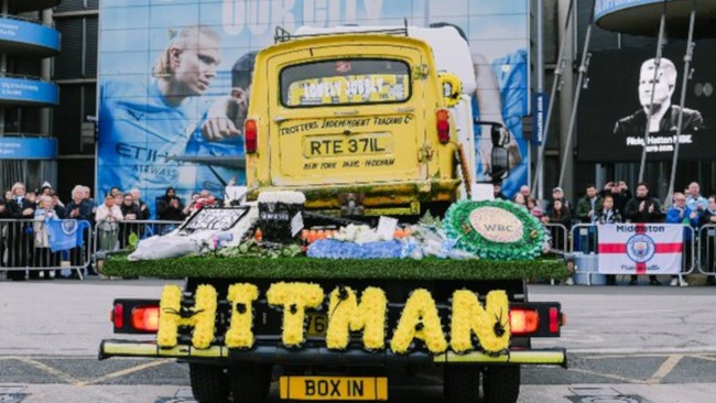 Migliaia di persone si radunano per le strade di Manchester per dare l'ultimo saluto a Ricky Hatton