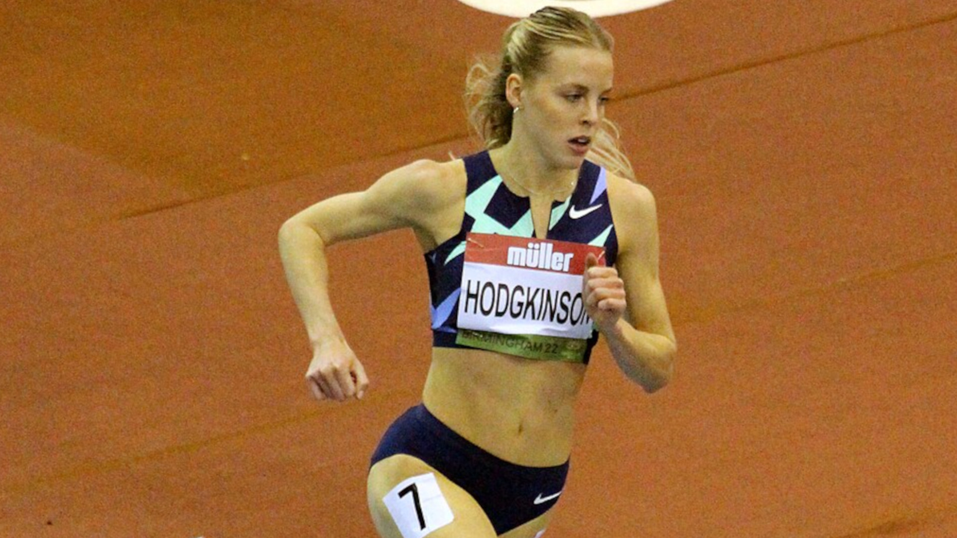 Keely Hodgkinson corre la più veloce nella prima gara degli 800m a Birmingham, punta al terzo titolo europeo consecutivo