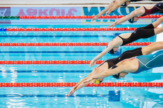 World Aquatics riconosce Russia e Bielorussia e consente bandiere, uniformi e inni, ma l'Ucraina condanna la decisione
