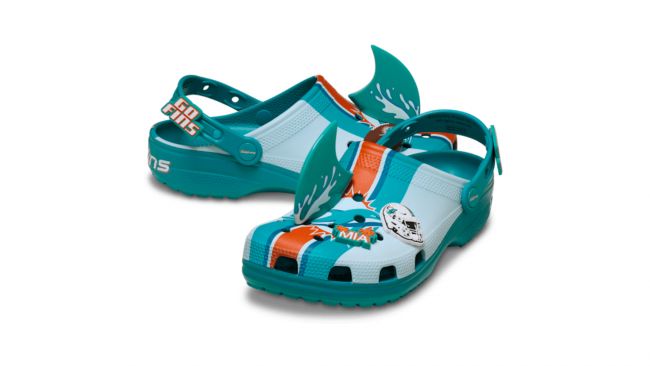 Crocs collabora con la NFL per una linea di zoccoli ufficiali
