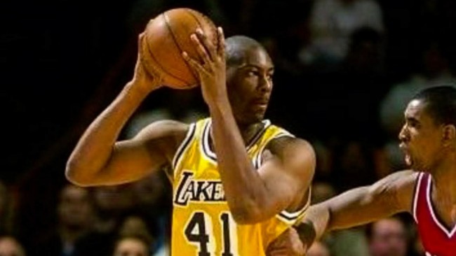 L'ex giocatore dei Lakers e campione NBA Elden Campbell muore all'età di 57 anni: ricordato per la sua personalità calma