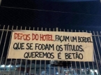 "Dopo l'hotel, costruisci un bordello. Al diavolo i titoli, quello che vogliamo &egrave; concreto", affermano i tifosi del Benfica arrabbiati
