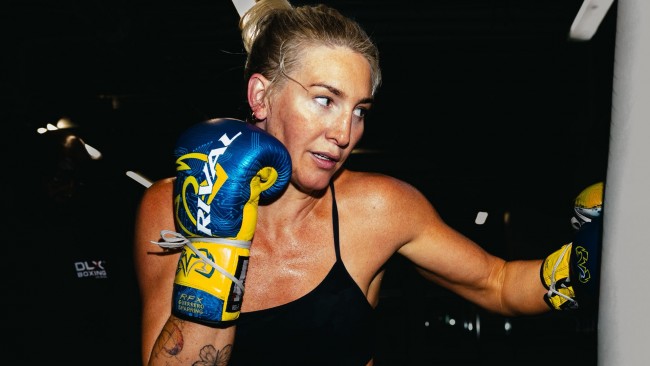 L'americana Mikaela Mayer diventa la nuova campionessa del mondo unificata dei pesi superwelter dopo aver sconfitto Mary Spencer