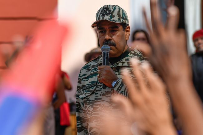 Maduro mobilita milioni di milizie dopo l'annuncio della ricompensa degli Stati Uniti