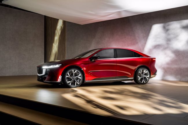 Mazda presenta la berlina a cinque porte completamente elettrica nota come Mazda6e