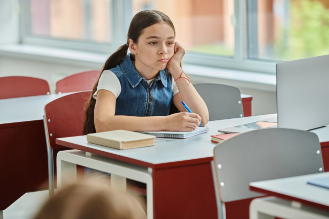 Uno studio rileva che i bambini bianchi della classe operaia vengono lasciati indietro dal sistema educativo