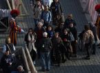 Decine di migliaia di persone rendono l'ultimo saluto a Papa Francesco a San Pietro