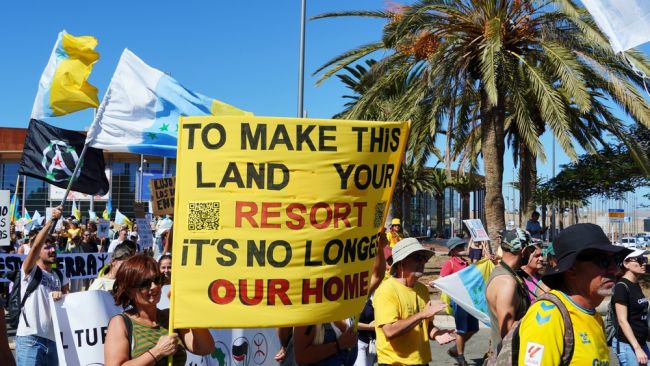 Migliaia di persone manifestano contro l'overtourism nelle Isole Canarie