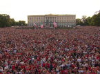 Migliaia di persone "remano" a Oslo per celebrare la storica corsa della Norvegia nella Coppa del Mondo