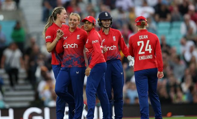I politici britannici esortano i giocatori di cricket a boicottare la partita in Afghanistan in segno di protesta contro il regime talebano