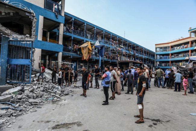 Attacchi aerei israeliani hanno colpito una scuola di Gaza, uccidendo 13 civili