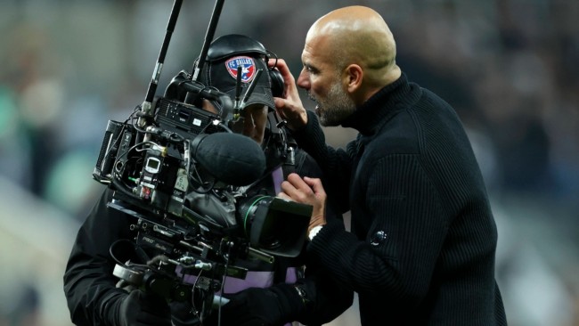 Pep Guardiola si scusa con il cameraman dopo aver preso gli auricolari: "Mi vergogno"