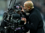 Pep Guardiola si scusa con il cameraman dopo aver preso gli auricolari: "Mi vergogno"