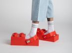 Lego e Crocs collaborano per creare calzature divertenti (e molto rettangolari)