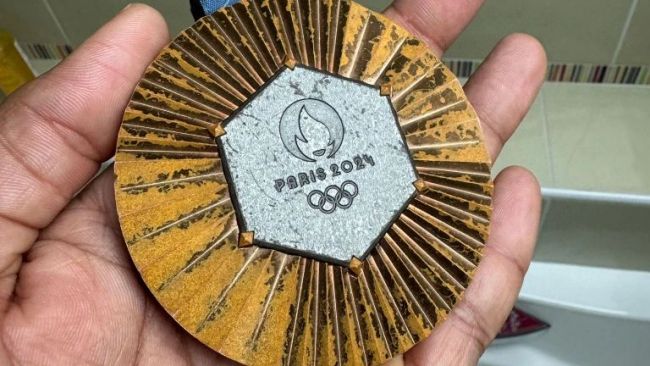 Un'altra medaglia di Parigi 2024 mostra quanto sia danneggiata la sua medaglia di bronzo: "Scandalosa? Sì. Sorprendente? Niente affatto"