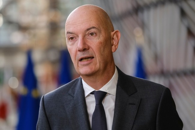 Macron riconferma Lescure come ministro delle Finanze