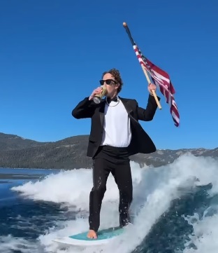 Mark Zuckerberg riesce a sembrare umano nel nuovo video del 4 luglio
