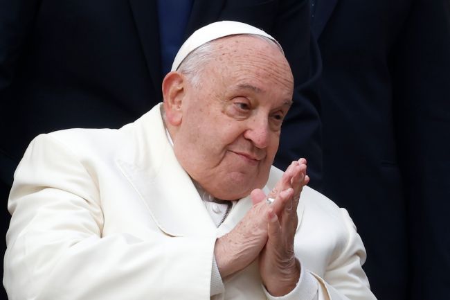 Papa Francesco torna in Vaticano dopo una polmonite pericolosa per la vita