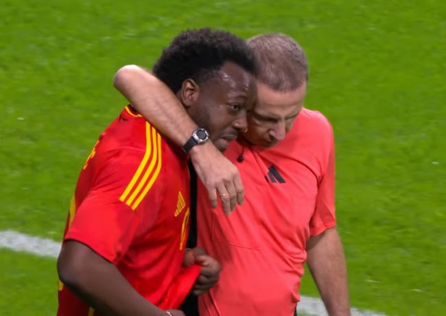 Insulti razzisti interrompono un'amichevole di calcio tra YouTuber in Spagna