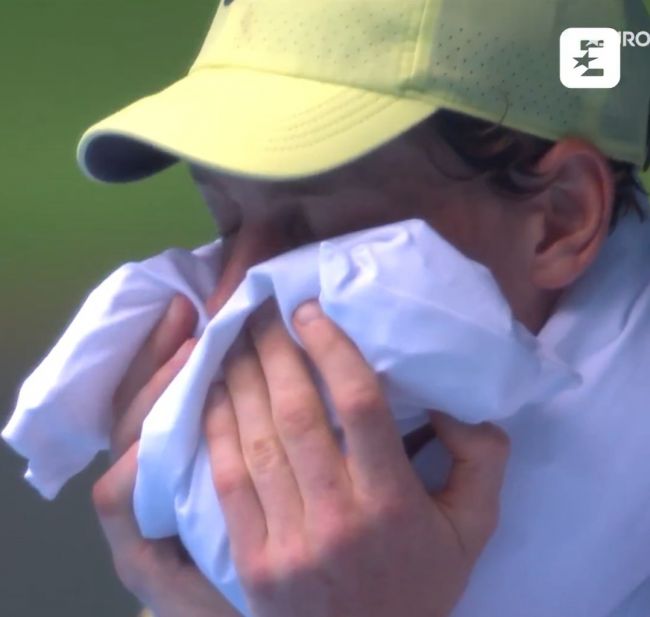 Una delle immagini più inquietanti degli Australian Open: Sinner trema in modo incontrollabile a metà partita