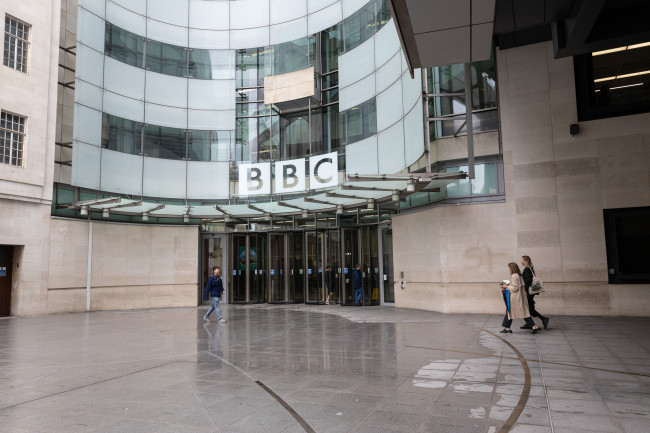 La BBC eliminerà 550 posti di lavoro con tagli ai contenuti di notizie, nazioni, TV e radio
