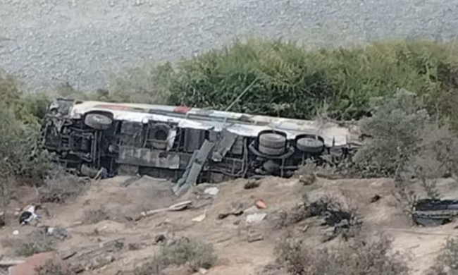 Almeno 37 morti dopo che un autobus passeggeri è caduto in un burrone in Perù