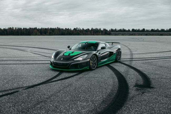 La Rimac Nevera è oggi l'auto più veloce del mondo... in retromarcia