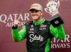 Nico Hulkenberg si congratula con i piloti di F1 dopo il suo primo podio in 15 anni