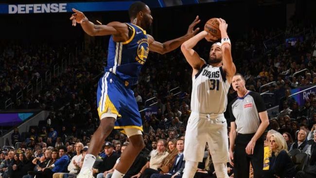 Warriors e Mavericks fanno la storia della NBA con un record di 48 tiri da tre punti