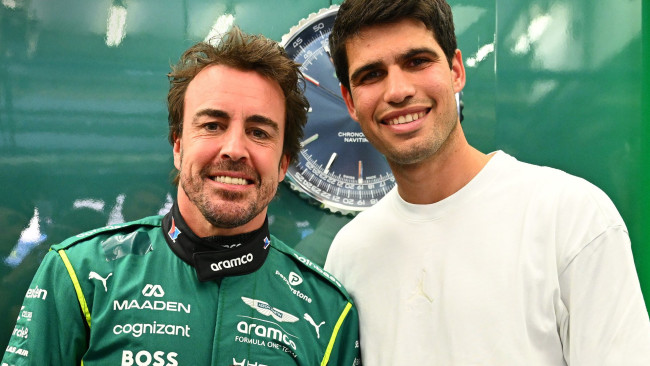 Carlos Alcaraz fa visita ai suoi connazionali Fernando Alonso e Carlos Sainz durante i test di F1 Bahrain
