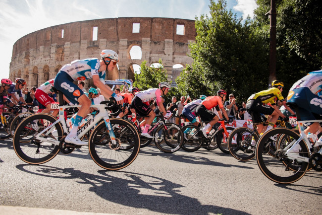 Paul Magnier vince la prima tappa del Giro d'Italia con una caduta di massa nella volata finale