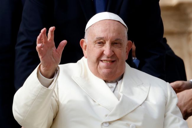 I leader mondiali e migliaia di persone si riuniscono per dire addio a Papa Francesco