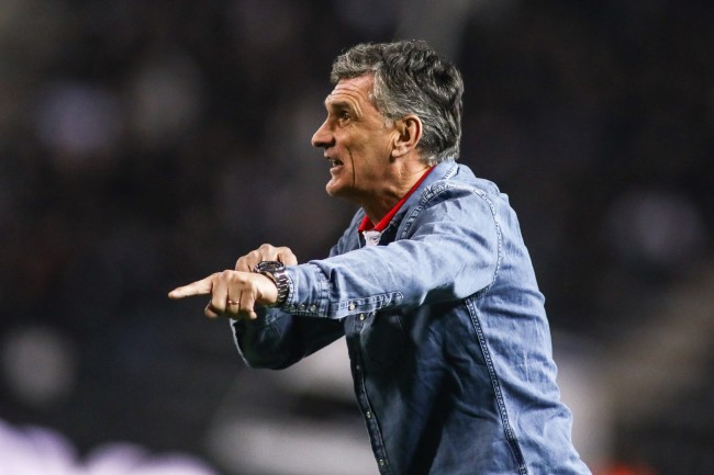 L'allenatore dell'Olympiacos si lamenta dell'arbitro nella partita contro il Barça: "Appena siamo entrati in partita, ci hanno tolto"