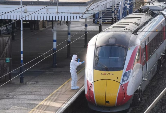 L'accoltellamento di un treno nel Regno Unito è stato compiuto da un attentatore solitario, non dal terrorismo, dice la polizia