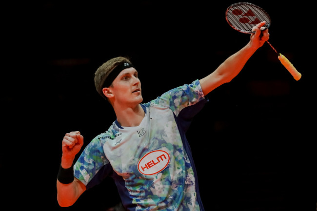 La leggenda danese del badminton Viktor Axelsen si ritira a causa di problemi ricorrenti alla schiena, avendo vinto quasi tutto