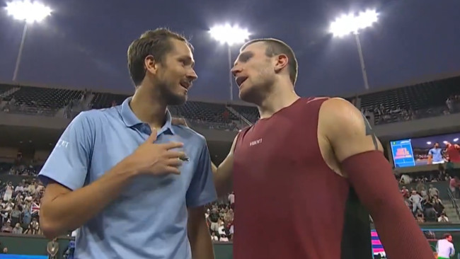 Jack Draper e Daniil Medvedev discutono della penalità per ostacolo a Indian Wells