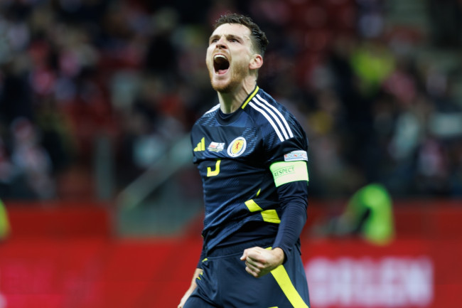 Il capitano scozzese Andy Robertson legge una lettera commovente di Rute Cardoso, moglie di Diogo Jota