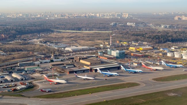 Gli attacchi dei droni lasciano oltre 60.000 persone bloccate negli aeroporti russi
