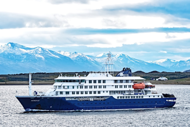 La MV Hondius attracca a Tenerife e i passeggeri vengono rimpatriati, nessuno con sintomi di hantavirus