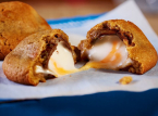 Questo croissant dall'aspetto strano &egrave; l'ultima moda virale del cibo in Thailandia