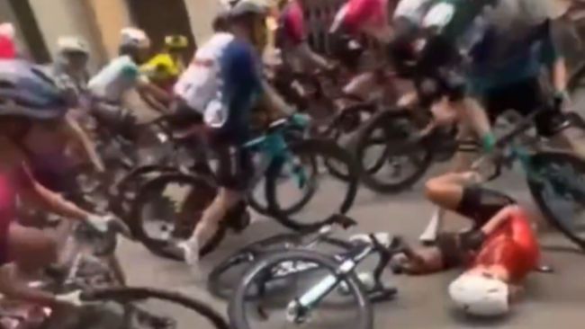 Una donna che spinge un ciclista in gara in Spagna non è stata intenzionale, dicono i media locali