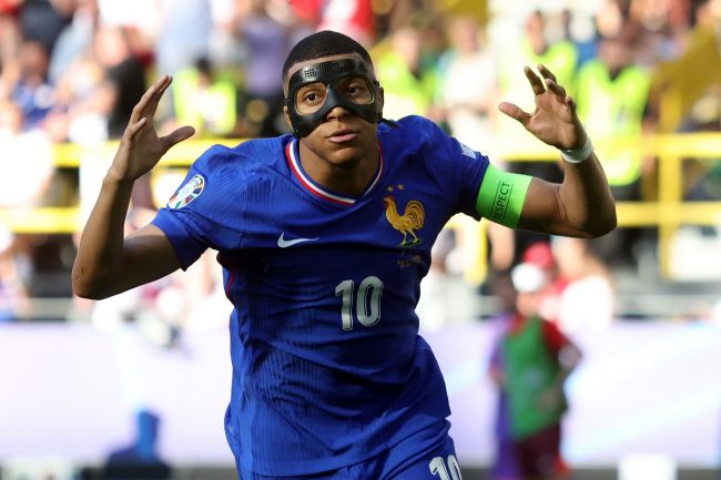 Controversia in Francia dopo che Mbappé fece visita a Dubai a seguito di un "finto infortunio"