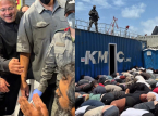 Video del ministro israeliano che umilia attivisti detenuti della flottiglia suscita indignazione dentro e fuori Israele
